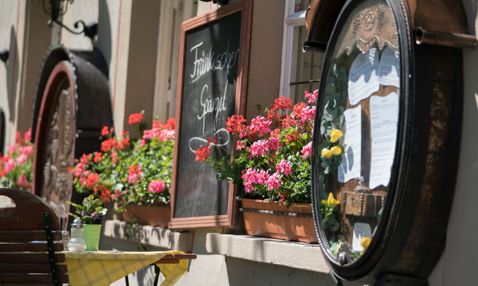 Außenansicht des Gasthofs Zum Storchen in Bad Windsheim mit Tafel ‚Fränkischer Spargel' und Blumenschmuck